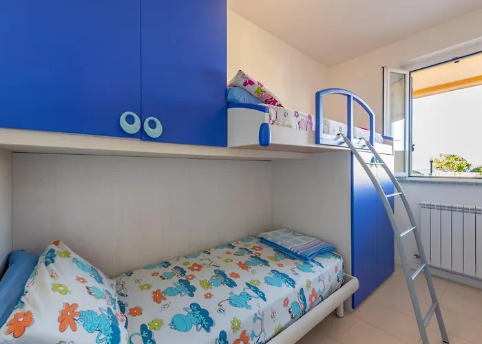 Apartment With Terrace & Parking Near The Sea